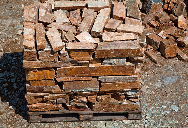 Αγκωνάρι Καρύστου καφέ — φυσική πέτρα για εξωτερικούς τοίχους