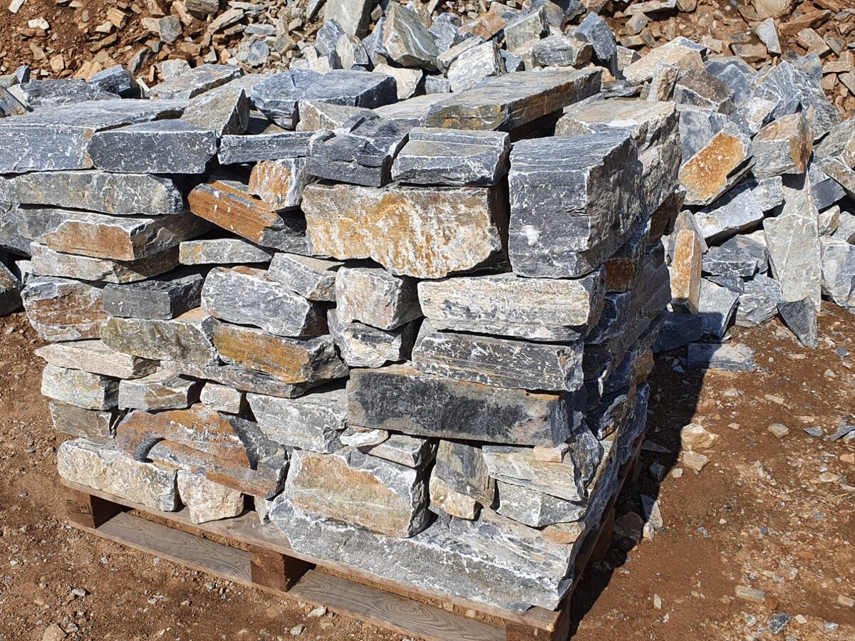 Αγκωνάρι Καρύστου μαύρο — φυσική πέτρα για τοίχους