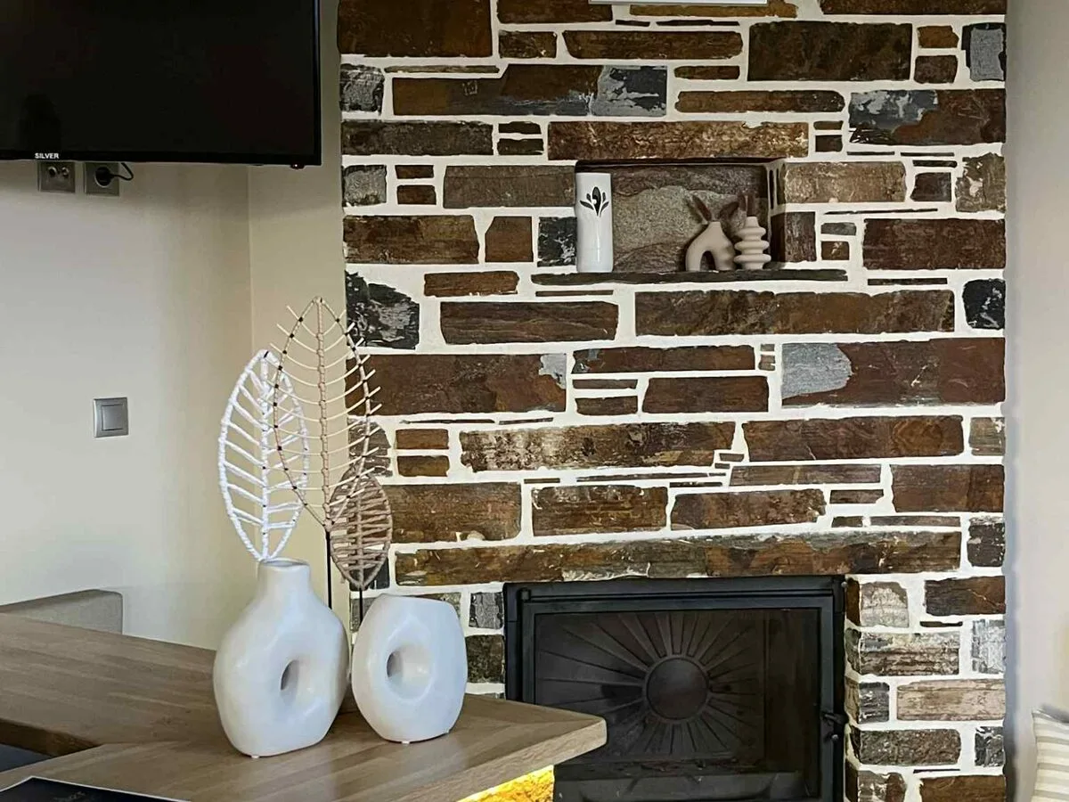 Αγκωνάρι Καρύστου σε τζάκι — φυσική πέτρα εσωτερικού χώρου