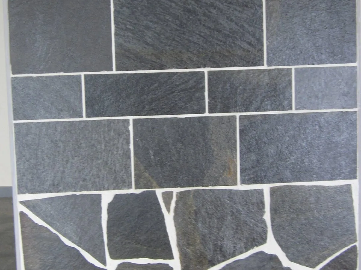 Μαύρες πλάκες Καρύστου σε τοίχο — σχιστόλιθος