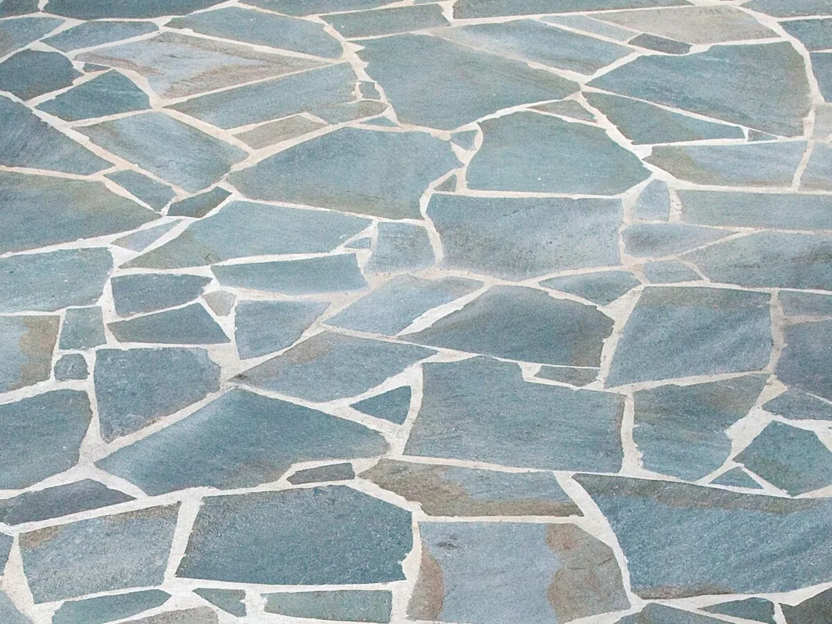 Πράσινες ακανόνιστες πλάκες Καρύστου σε δάπεδο