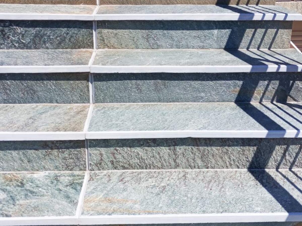 Πράσινες πλάκες Καρύστου σε σκαλιά κήπου