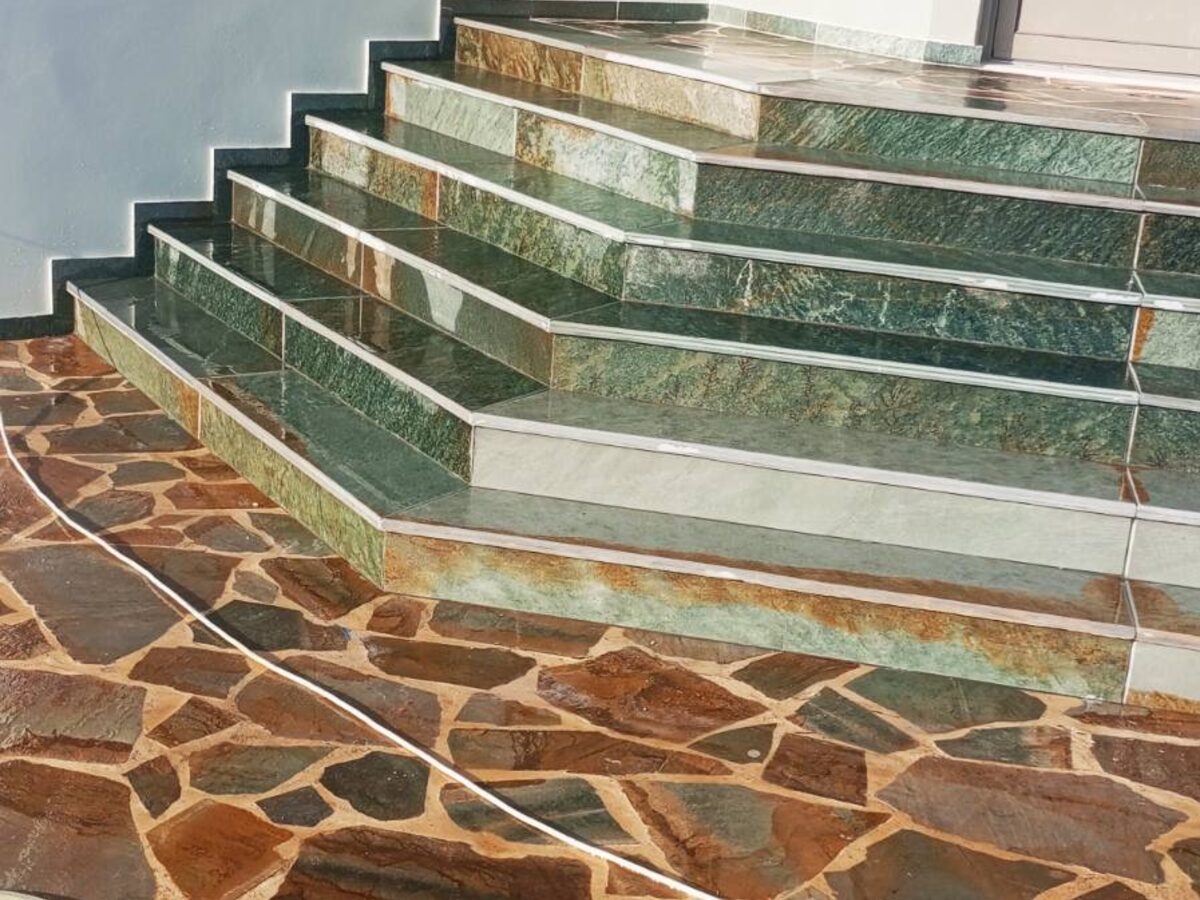 Σκαλιά εξωτερικού χώρου από πλάκες Καρύστου