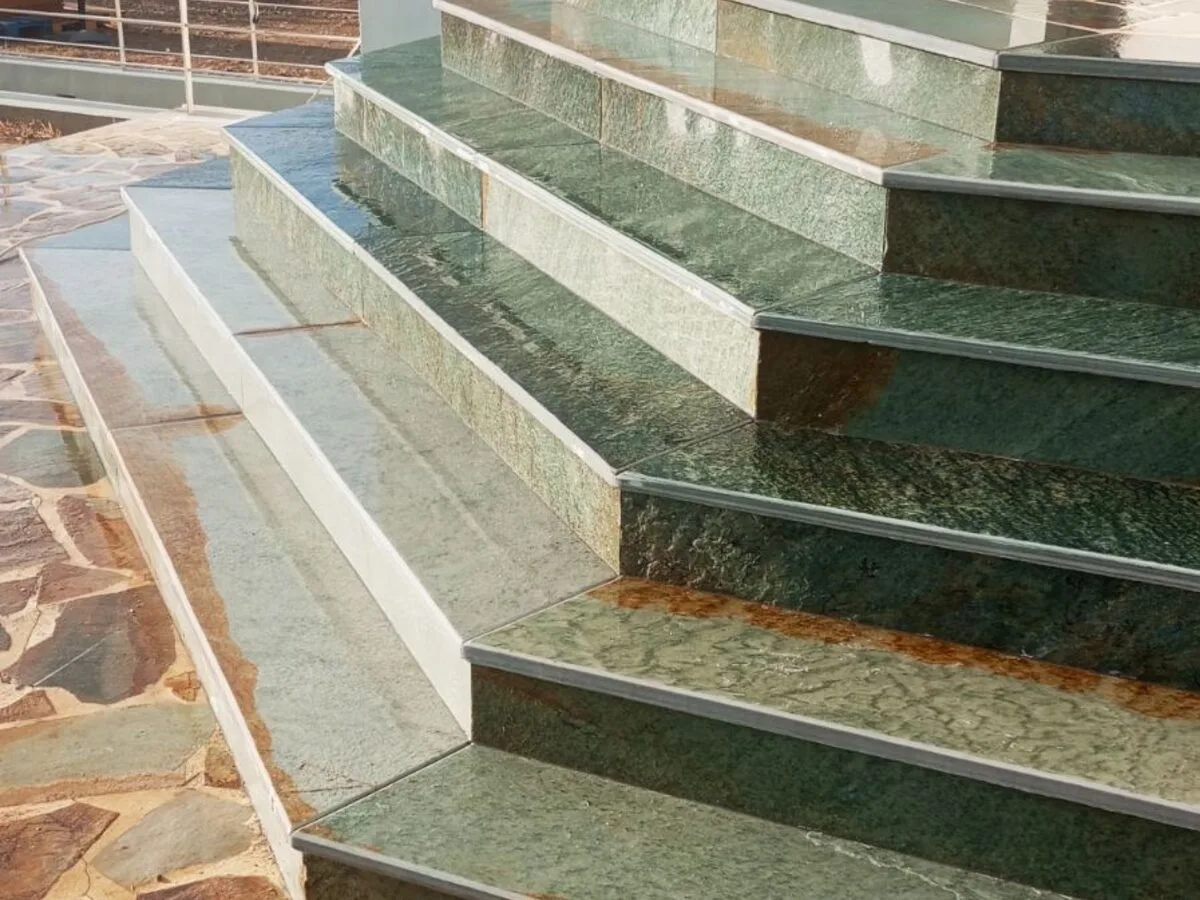 Πράσινες πλάκες Καρύστου σε σκαλιά εξωτερικού χώρου