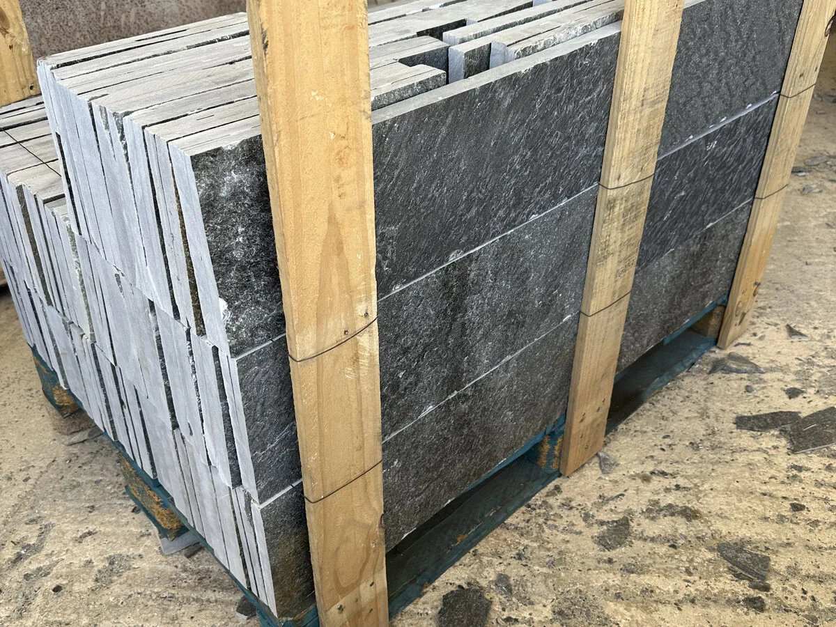 Μαύρες τετραγωνισμένες πλάκες Καρύστου — σχιστόλιθος