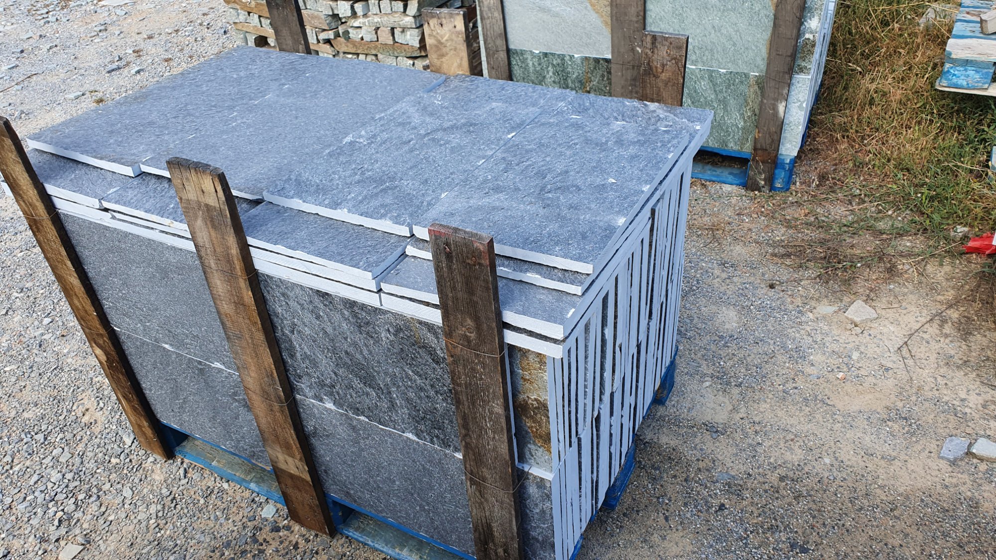 Μαύρες τετραγωνισμένες πλάκες Καρύστου — σχιστόλιθος για δάπεδα και σκαλιά