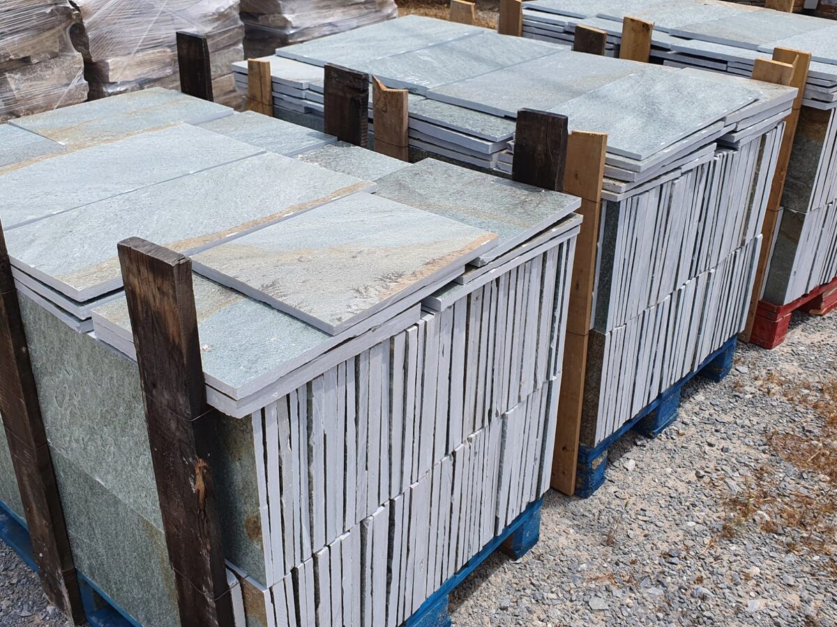 Πράσινες τετραγωνισμένες πλάκες Καρύστου — φυσική πέτρα για εξωτερικούς χώρους