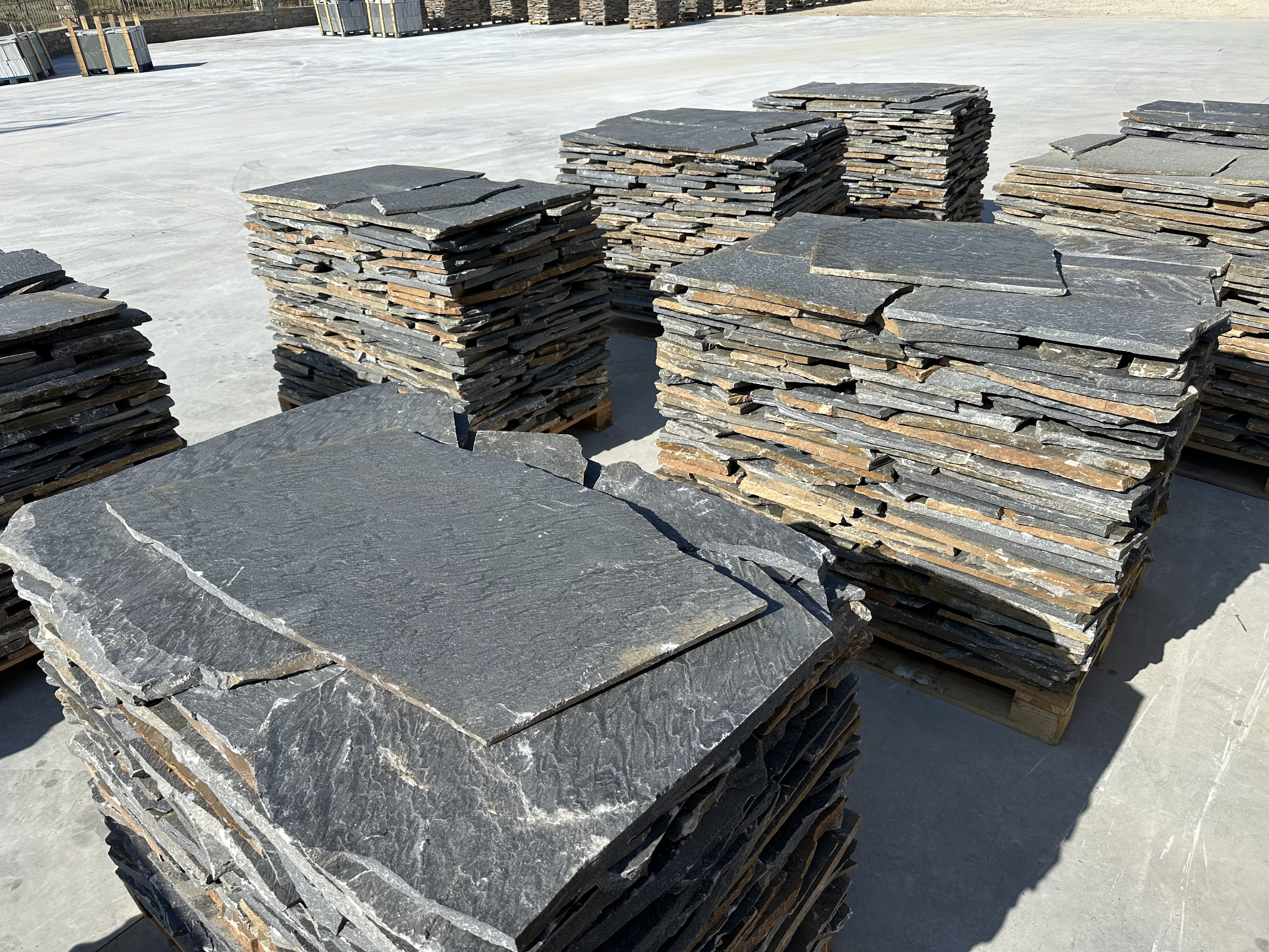 Μαύρες ακανόνιστες πλάκες Καρύστου — σχιστόλιθος για εξωτερικές επιστρώσεις