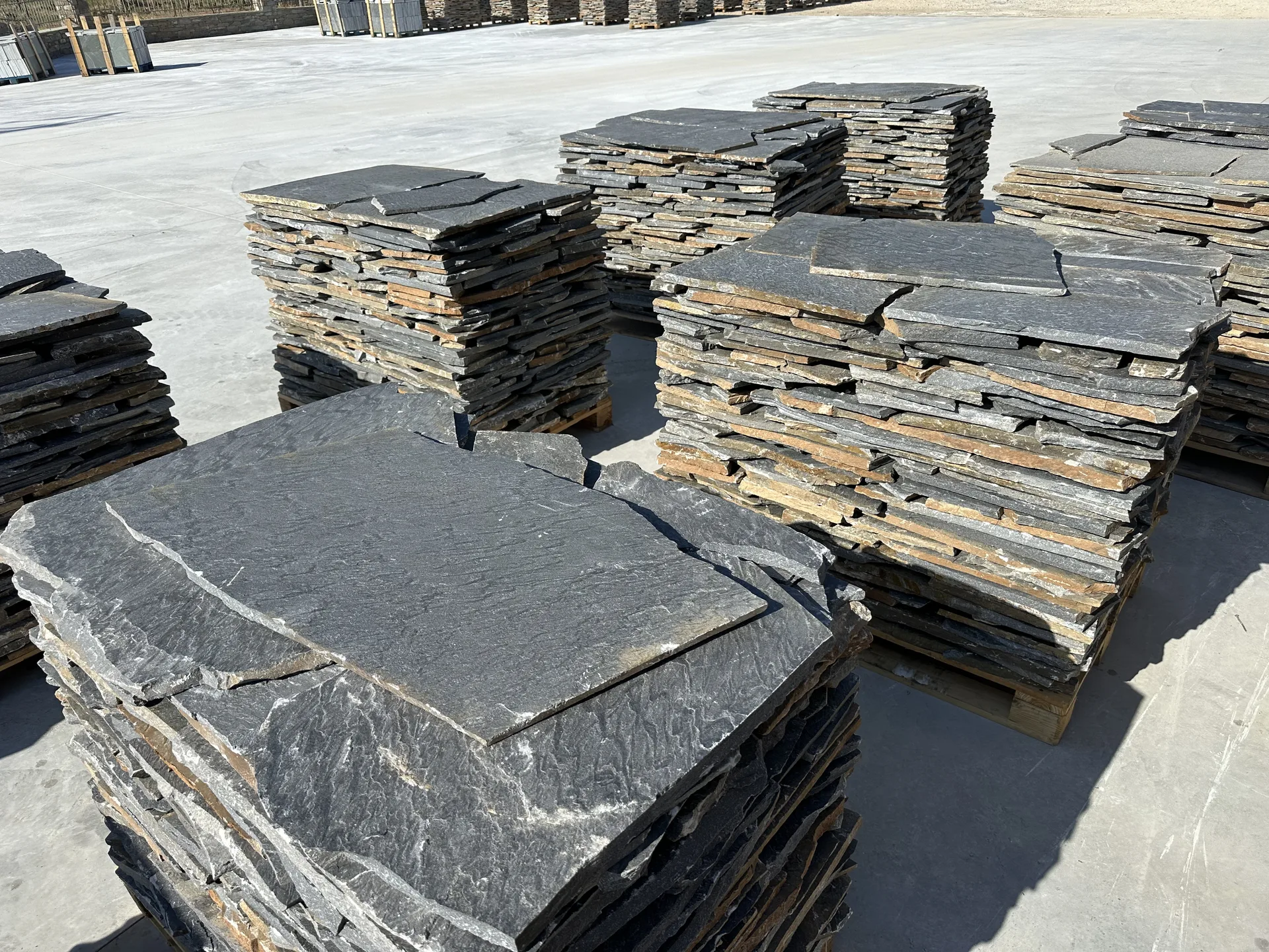 Μαύρες ακανόνιστες πλάκες Καρύστου — σχιστόλιθος για εξωτερικές επιστρώσεις