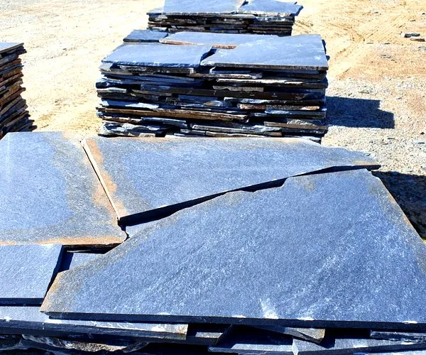 Μαύρες ακανόνιστες πλάκες Καρύστου — σχιστόλιθος για εξωτερικές επιστρώσεις