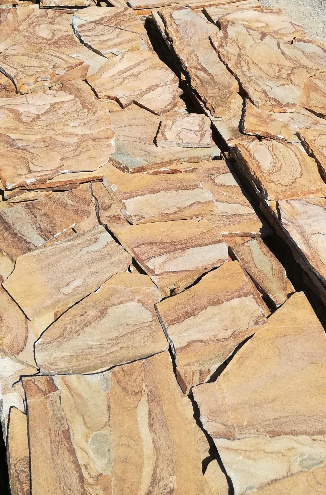 Καφέ ακανόνιστες πλάκες Καρύστου — φυσική πέτρα για κήπους και μονοπάτια