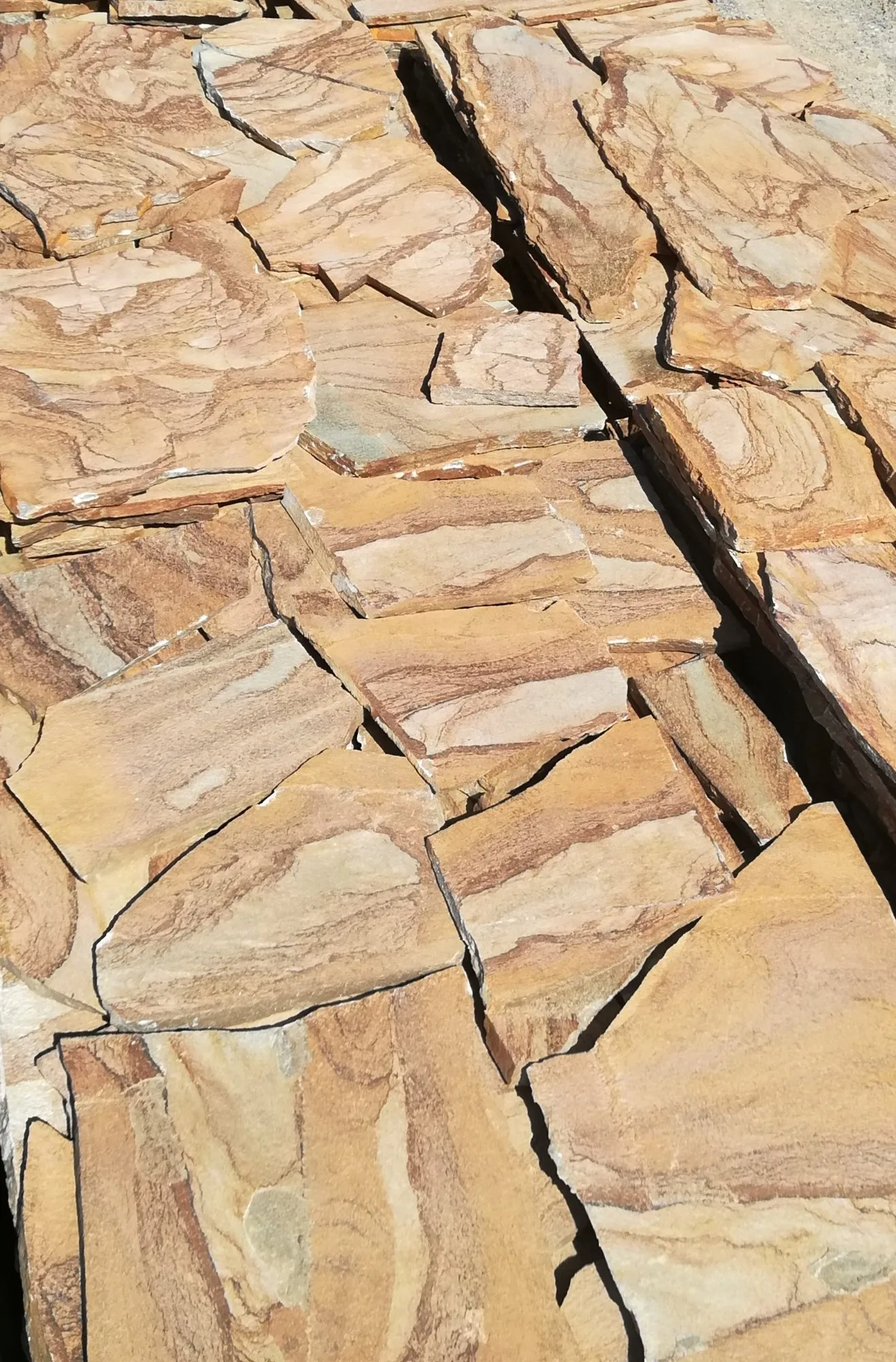 Καφέ ακανόνιστες πλάκες Καρύστου — φυσική πέτρα για κήπους και μονοπάτια