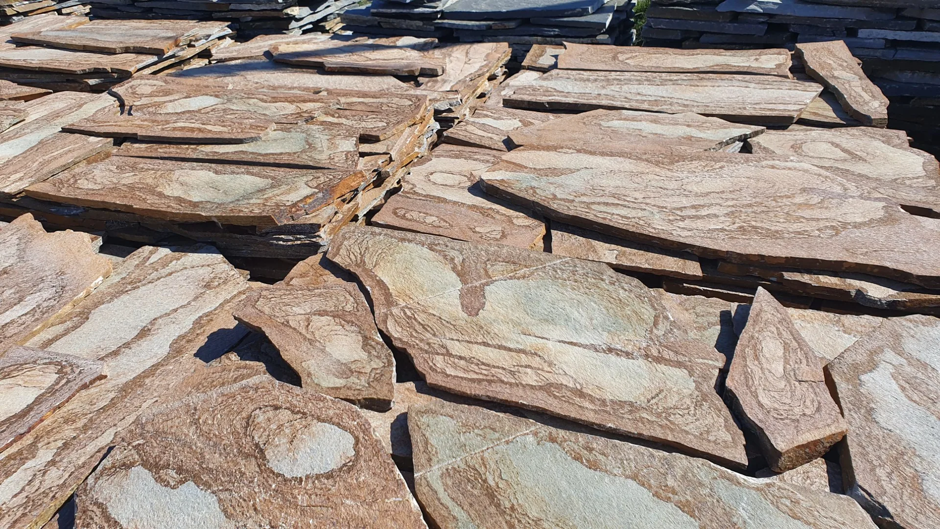 Καφέ ακανόνιστες πλάκες Καρύστου — φυσική πέτρα για κήπους και μονοπάτια