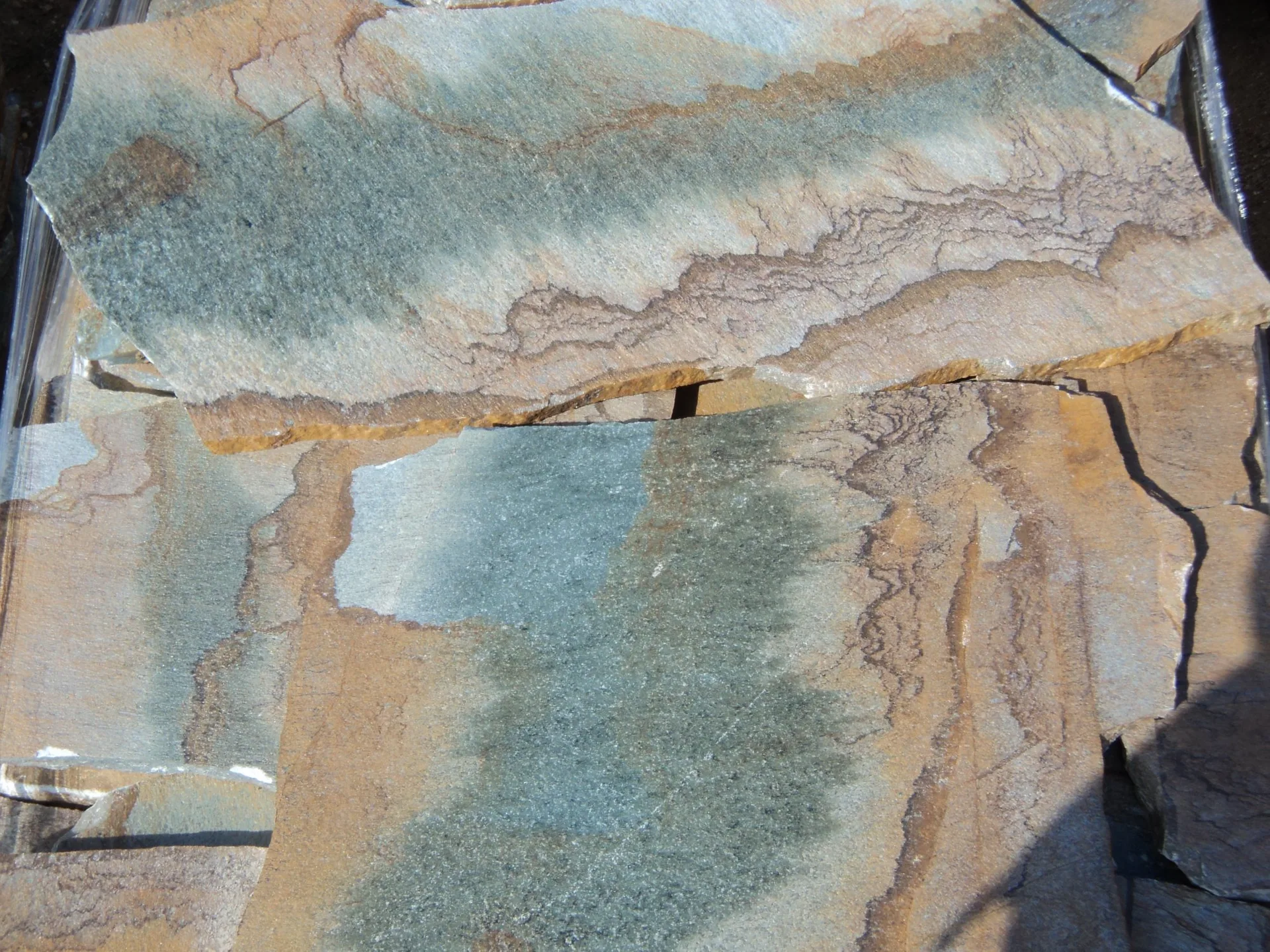 Πρασινοκαφέ ακανόνιστες πλάκες Καρύστου — μοναδική απόχρωση