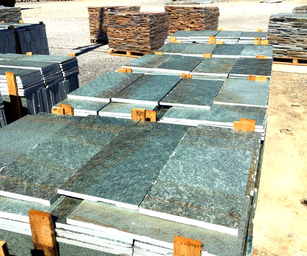 Πράσινες τετραγωνισμένες πλάκες Καρύστου — φυσική πέτρα