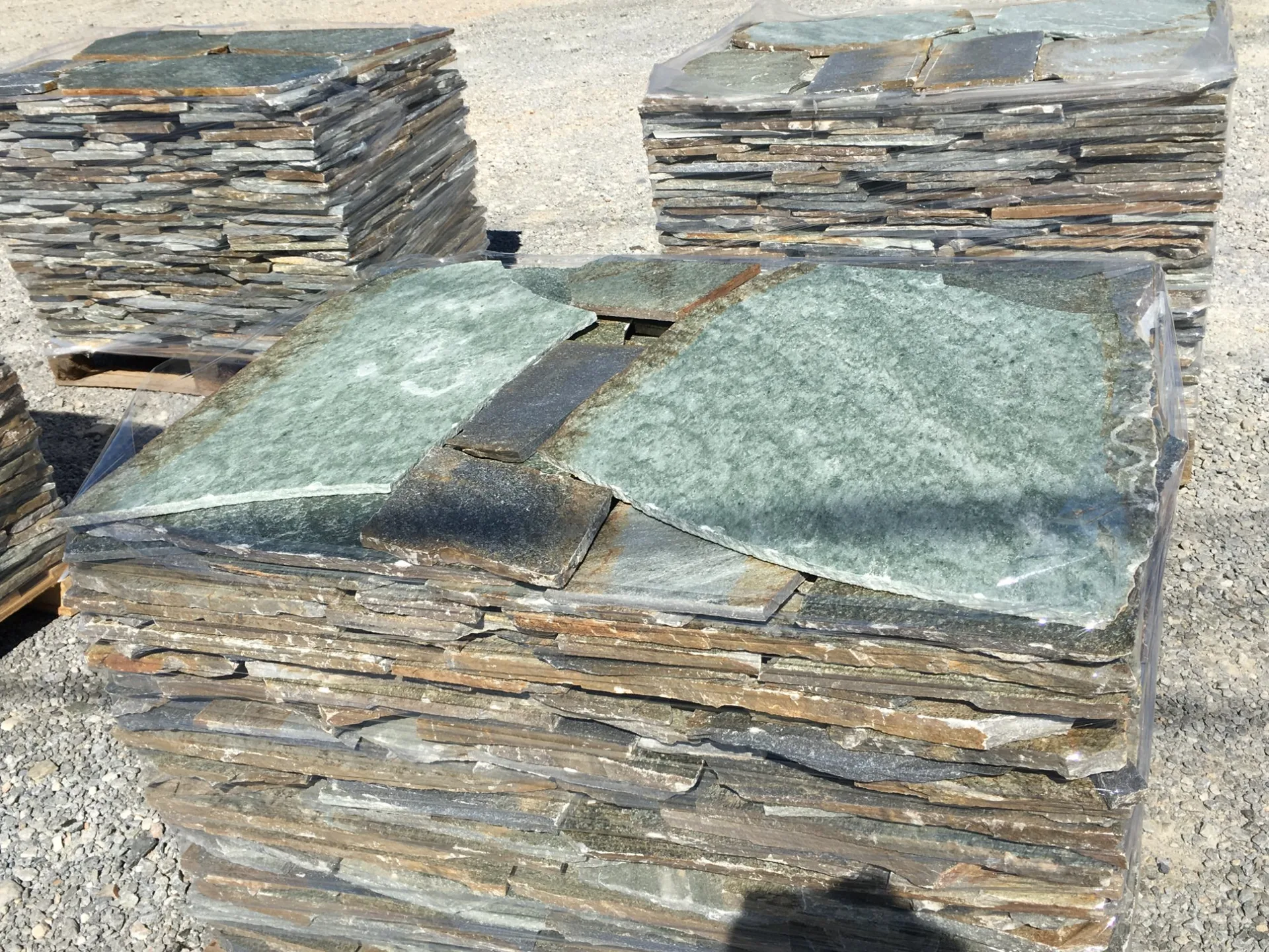 Αναμεικτές πλάκες Καρύστου πράσινο-μαύρο — ακανόνιστες