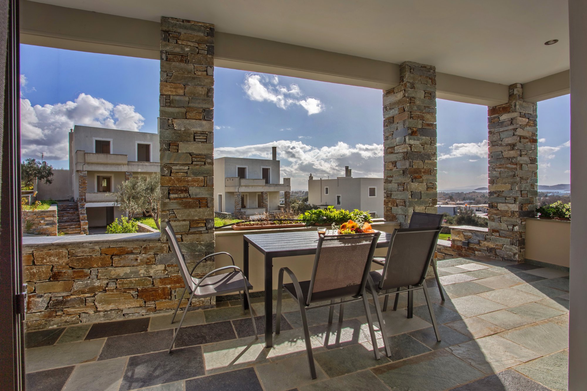 Πλάκες Καρύστου σε βεράντα — λατομείο Ράπτης