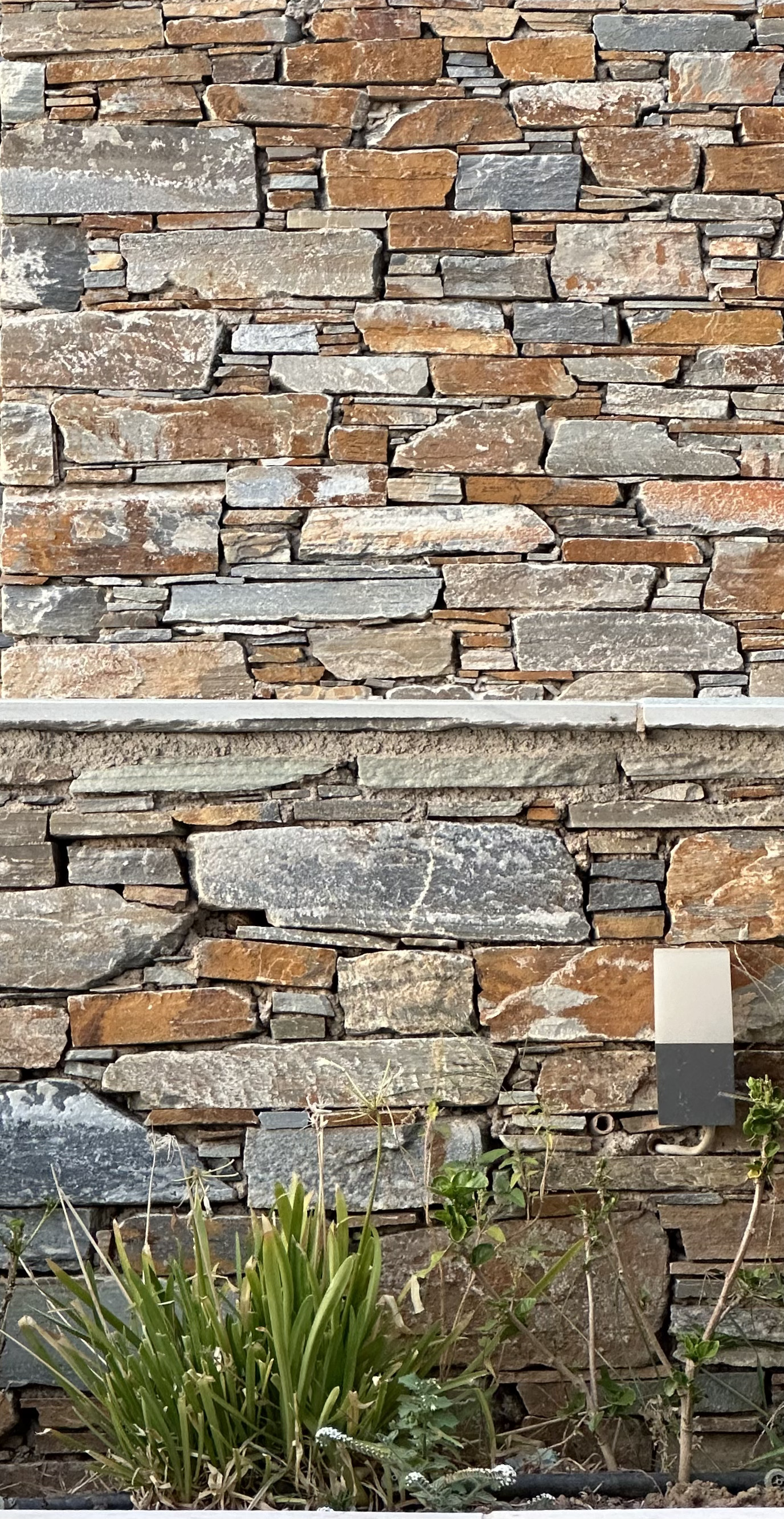 Εφαρμογή πλακών Καρύστου σε εξωτερικό χώρο