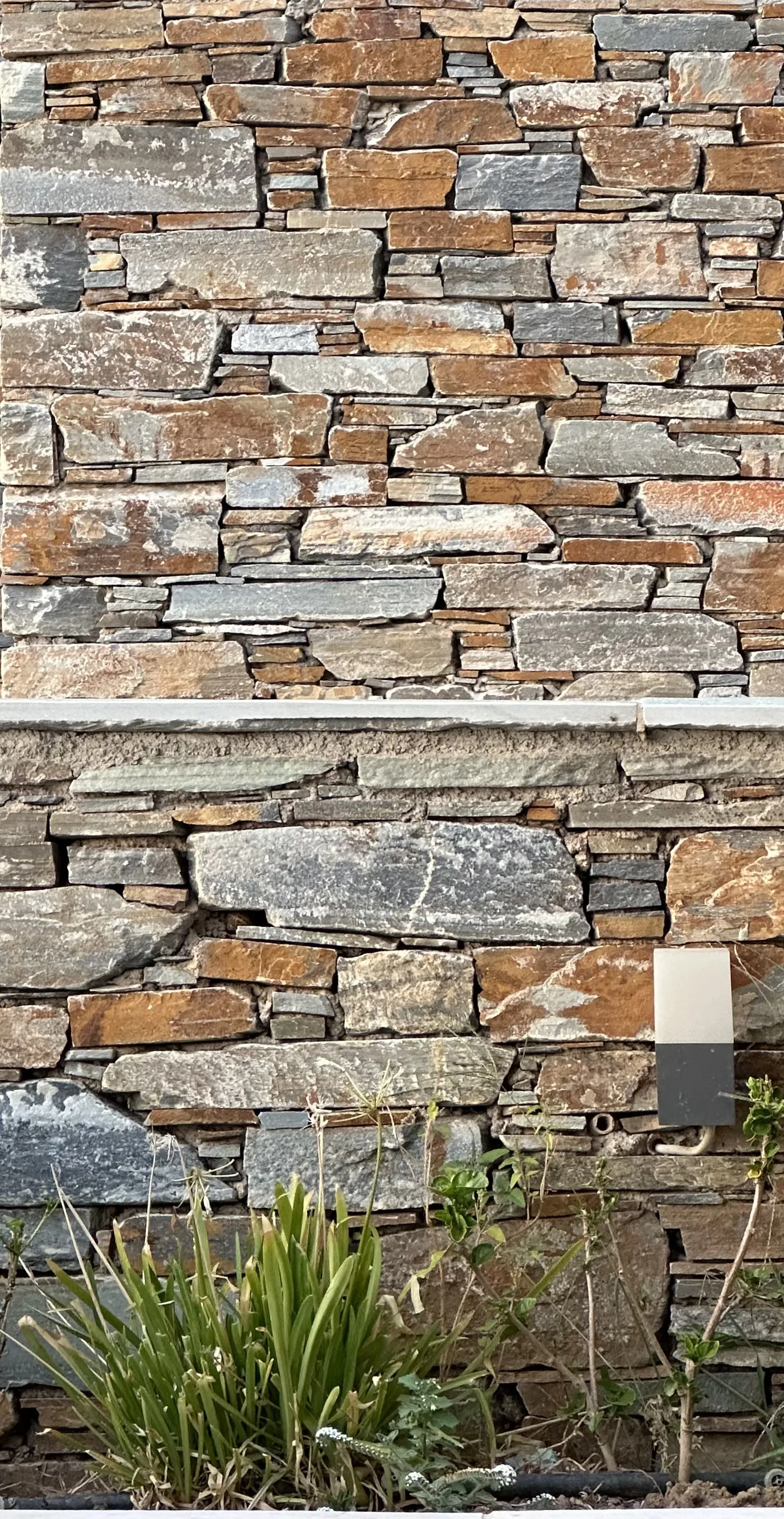 Εφαρμογή πλακών Καρύστου σε εξωτερικό χώρο