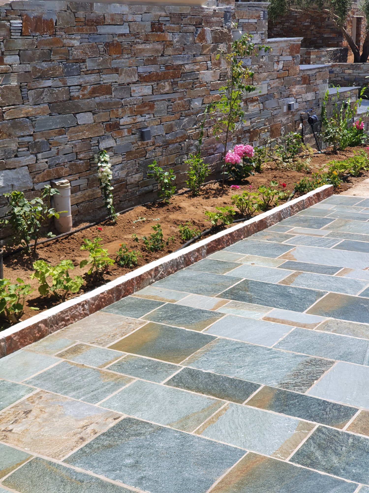 Φυσική πέτρα Καρύστου σε εξωτερικό δάπεδο