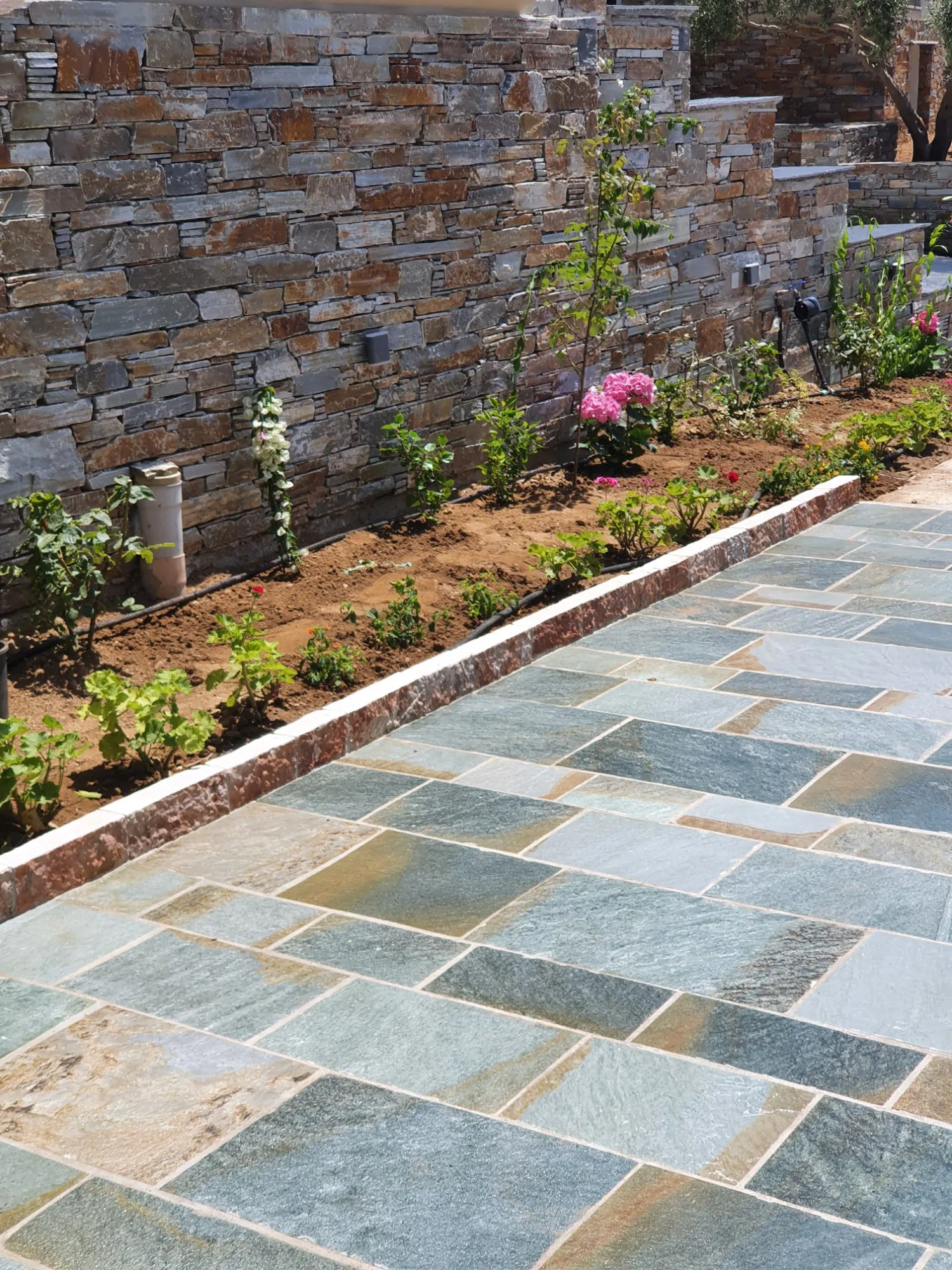 Φυσική πέτρα Καρύστου σε εξωτερικό δάπεδο