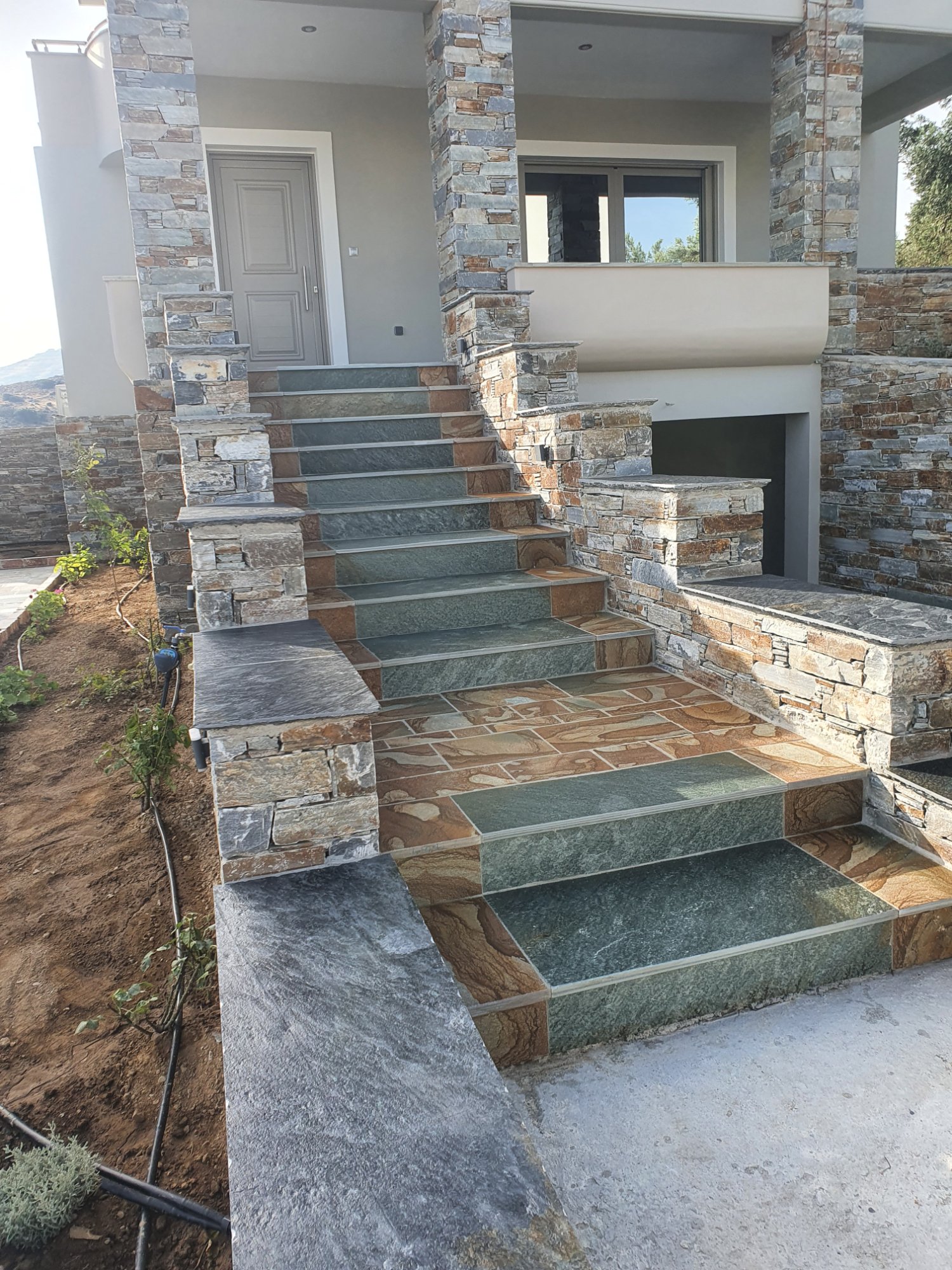 Σχιστόλιθος Καρύστου σε σκαλιά εισόδου