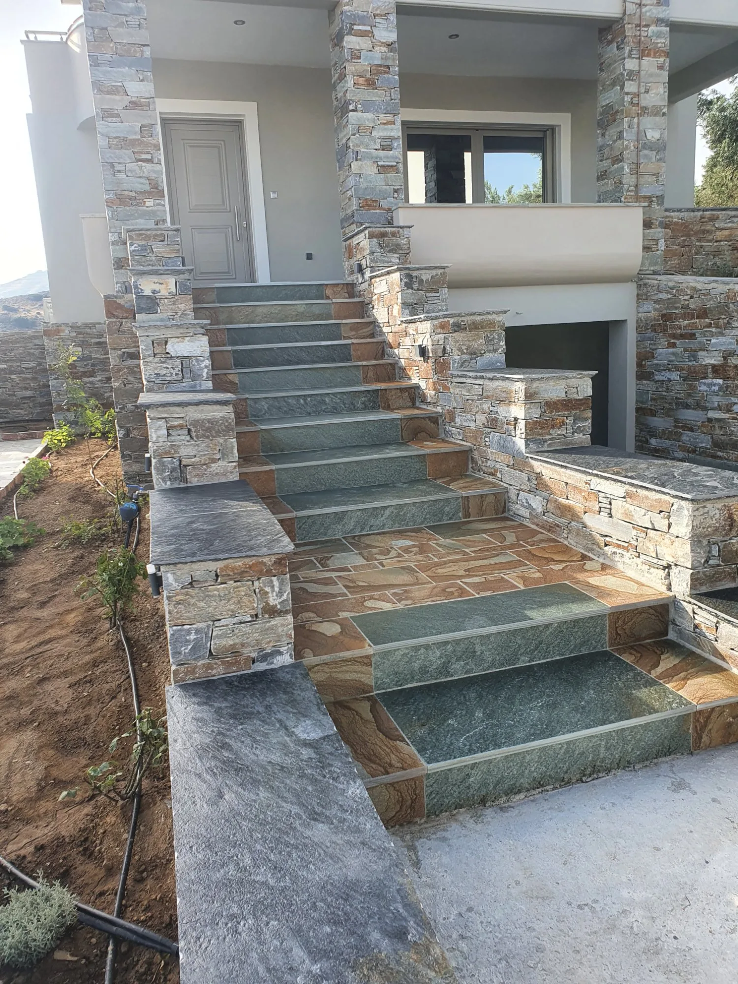 Σχιστόλιθος Καρύστου σε σκαλιά εισόδου