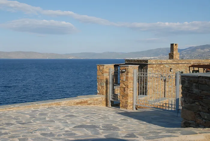 Πλάκες Καρύστου σε εξωτερικό χώρο δίπλα στη θάλασσα