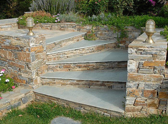 Φυσική πέτρα Καρύστου σε κήπο