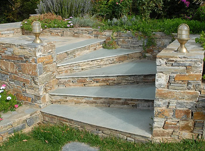 Φυσική πέτρα Καρύστου σε κήπο