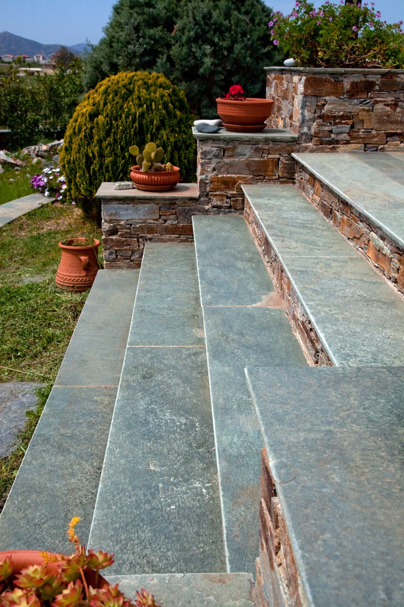 Σκαλιά κήπου με αγκωνάρι Καρύστου — φυσική πέτρα