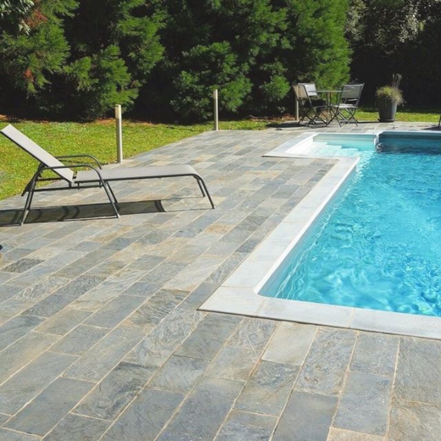 Μαύρες πλάκες Καρύστου γύρω από πισίνα