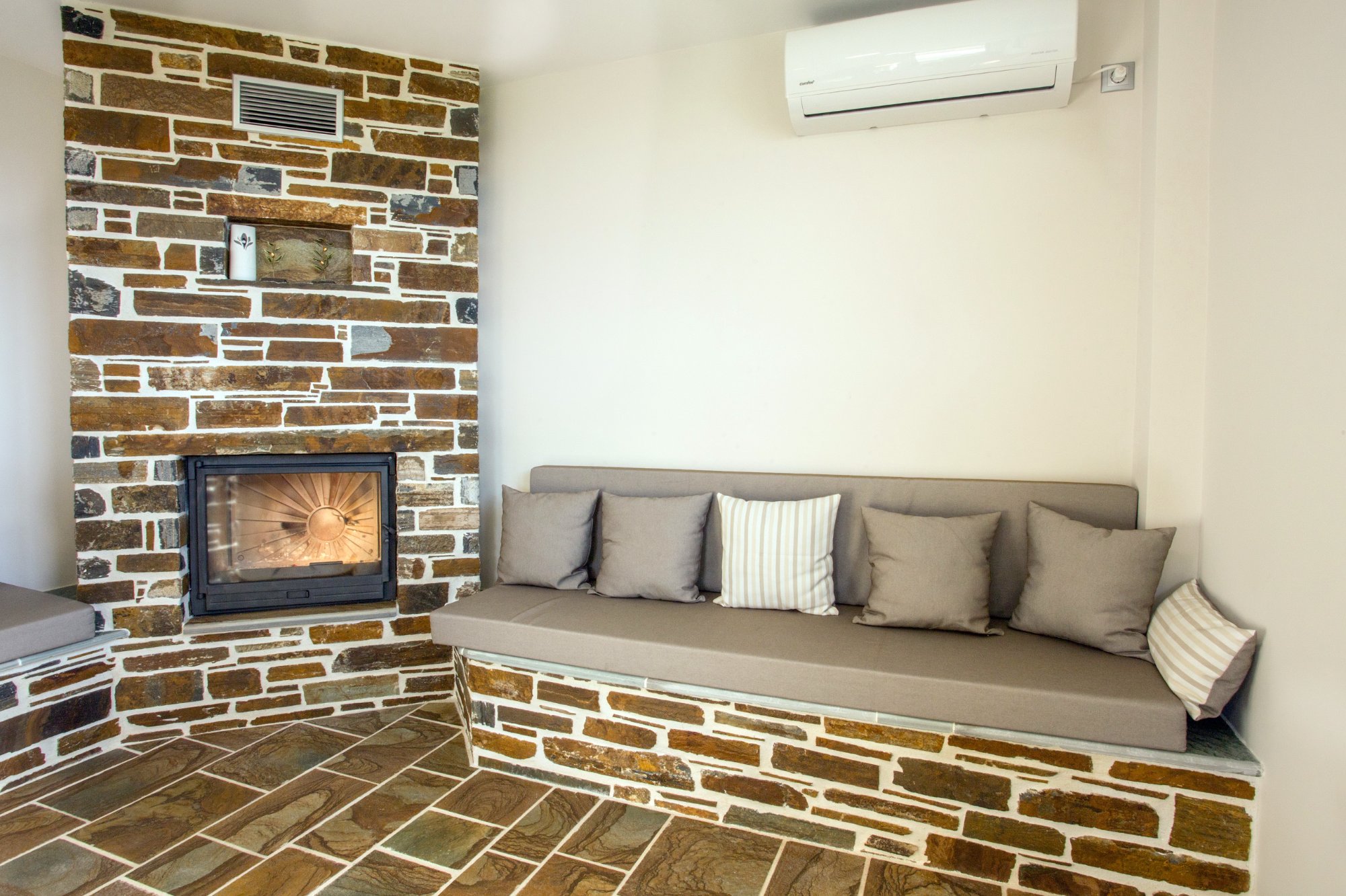 Αγκωνάρι Καρύστου σε εσωτερικό τοίχο με τζάκι