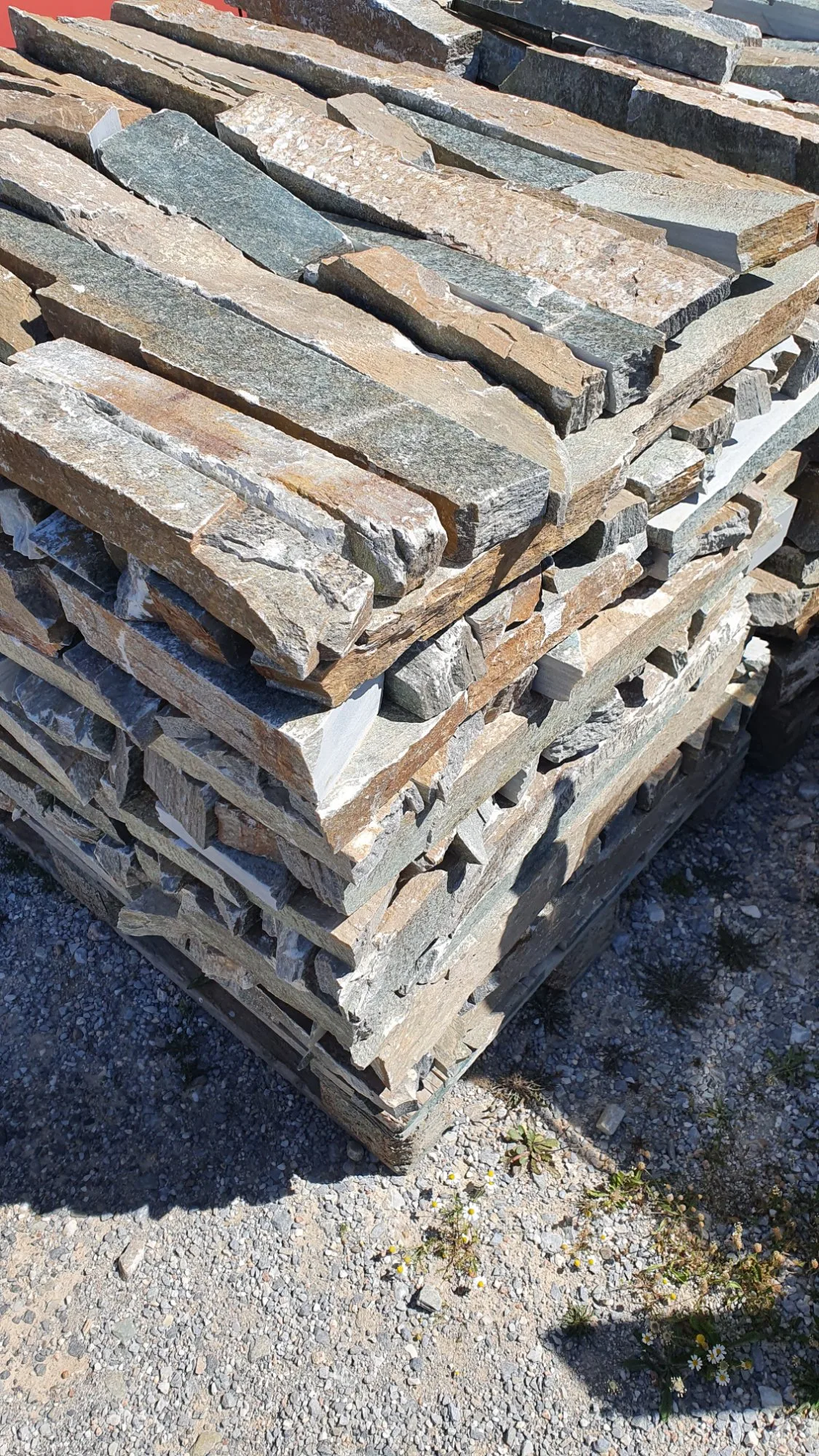 Σόκορο Καρύστου — φυσική πέτρα για τοίχους και δρόμους