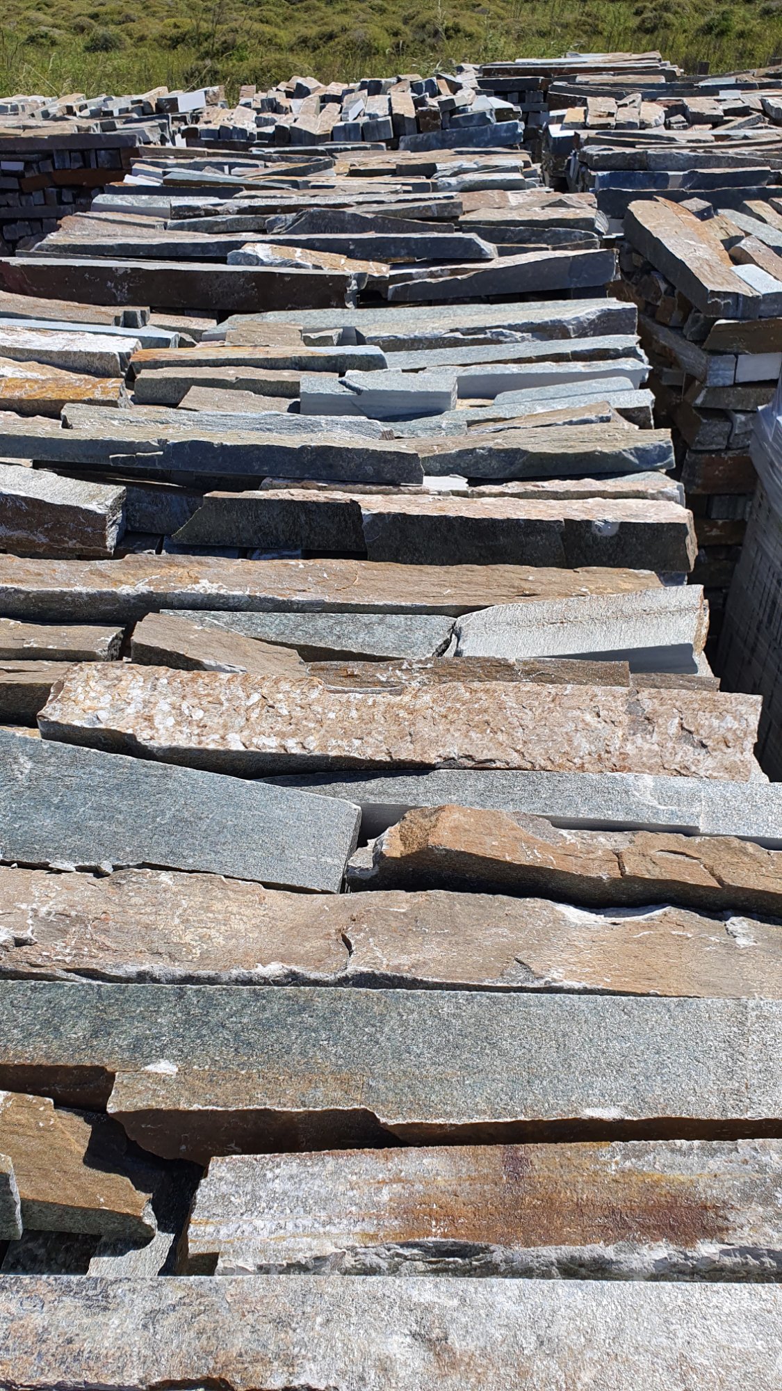 Σόκορο Καρύστου — φυσική πέτρα για τοίχους και δρόμους