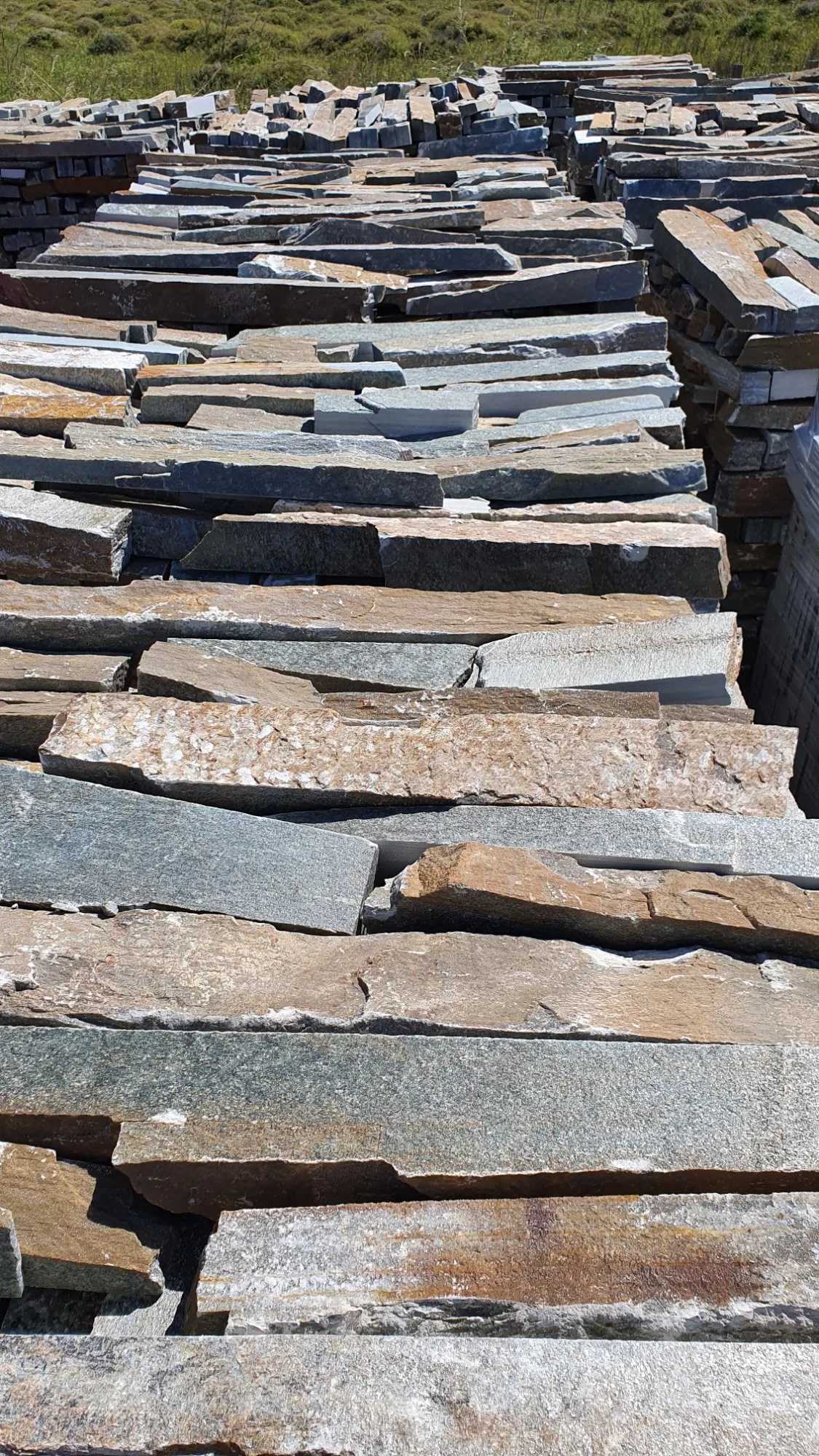 Σόκορο Καρύστου — φυσική πέτρα για τοίχους και δρόμους